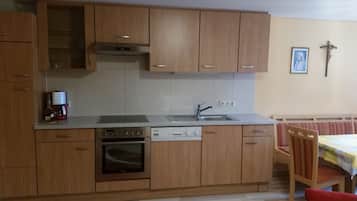 Traditional Apartment | Private kitchen | Full-sized fridge, oven, stovetop, dishwasher