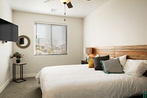 6 Schlafzimmer, Schreibtisch, Bügeleisen/Bügelbrett, Babybetten