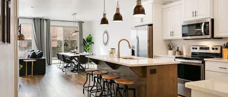 Kühlschrank, Mikrowelle, Ofen, Herdplatte