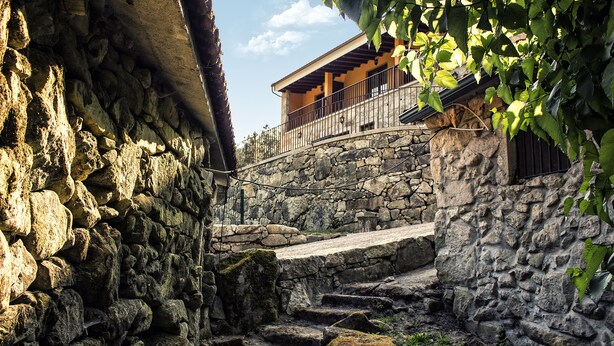 A stone staircase leading to a building with a balcony. - Casa Moinho da Mouta (Sabrosa)