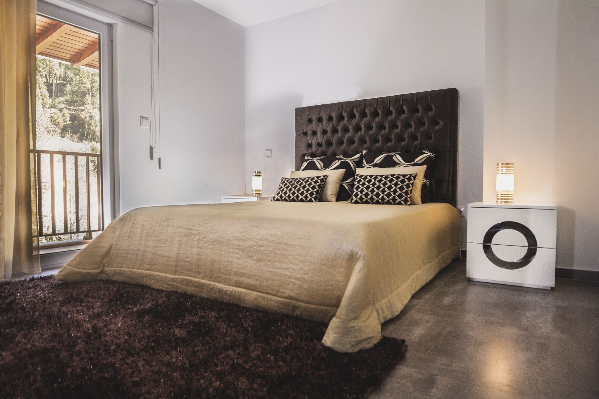 مكتب ومساحة عمل للكمبيوتر المحمول وستائر تعتيم وواي فاي مجانًا