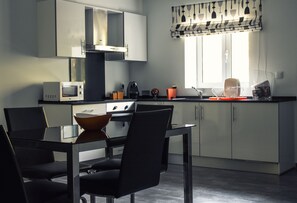 Lemari es kecil, microwave, oven, dan kompor