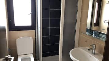 Căn hộ, 2 phòng ngủ | Phòng tắm | Buồng tắm vòi sen, vòi sen phun mưa, chậu vệ sinh/vòi rửa, khăn tắm