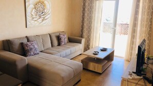 Apartamento, 2 habitaciones | Zona de estar | Una televisión de pantalla plana