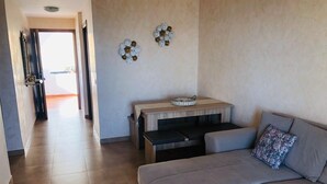 Apartamento, 2 habitaciones | Zona de estar | Una televisión de pantalla plana
