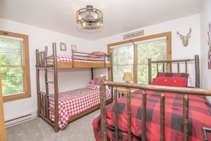 3 bedrooms, in-room safe, desk, iron/ironing board