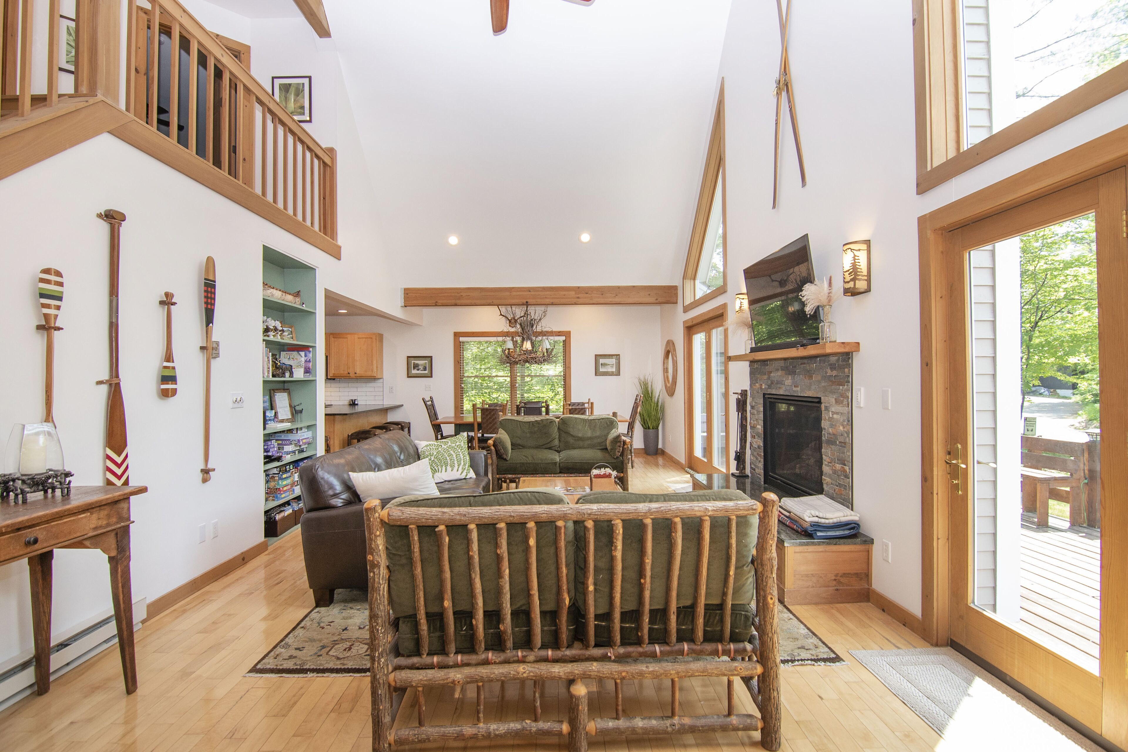 TV connectée, cheminée, jeux vidéo, lecteur de DVD