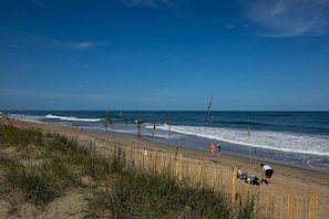 På stranden
