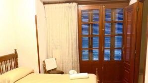Twin Room | WiFi (free), bed sheets - Hostal Cristina (Estella)