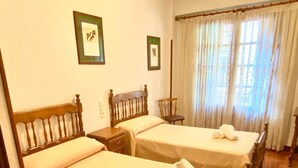 Twin Room | WiFi (free), bed sheets - Hostal Cristina (Estella)