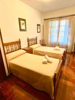 Twin Room | Free WiFi, bed sheets - Hostal Cristina (Estella)
