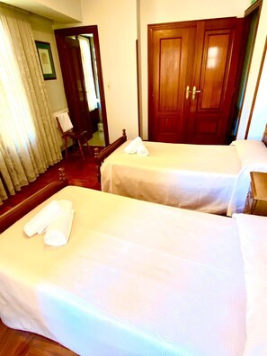 Twin Room | Free WiFi, bed sheets - Hostal Cristina (Estella)
