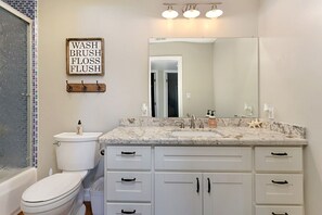 シャワー、ヘアドライヤー、タオル