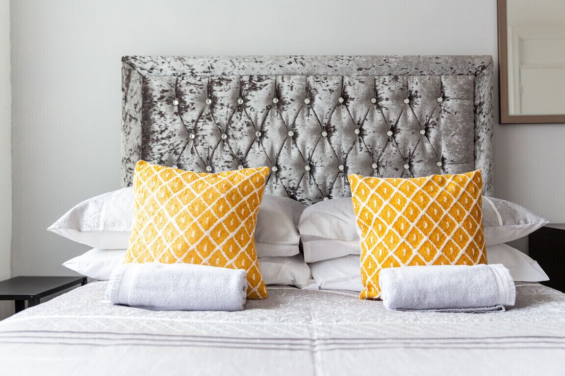 6 bedrooms, iron/ironing board, WiFi, bed sheets