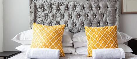 6 bedrooms, iron/ironing board, WiFi, bed sheets