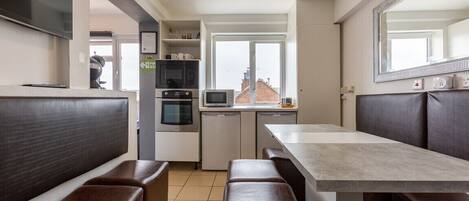 Microwave, dishwasher, coffee/tea maker, cookware/dishes/utensils