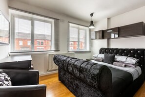 6 Schlafzimmer, Schreibtisch, Bügeleisen/Bügelbrett, WLAN