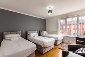 6 Schlafzimmer, Schreibtisch, Bügeleisen/Bügelbrett, WLAN