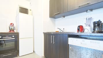 Fridge, oven, dishwasher, coffee/tea maker