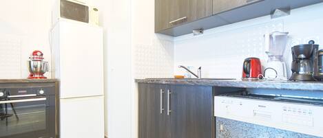 Réfrigérateur, four, lave-vaisselle, cafetiÚre/bouilloire