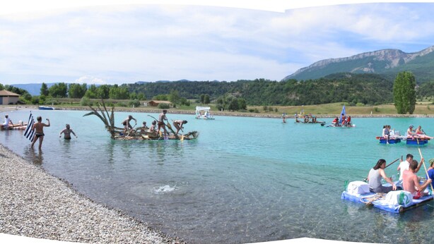 Un lago tranquilo con barcos y gente.