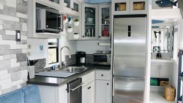 Een koelkast, een microgolfoven, een kookplaat, een vaatwasser