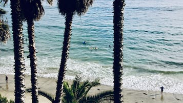 Una playa cerca, sillas reclinables de playa, toallas de playa