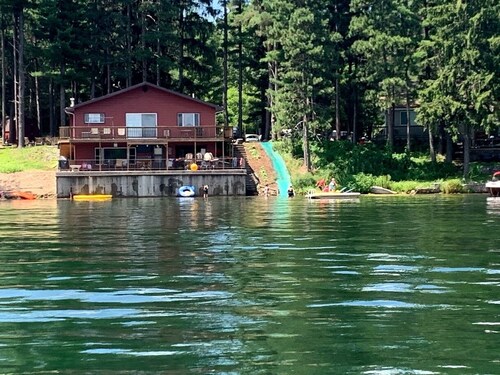 Lakehome w/HUGE SLIDE into lake, ski, tube, fish swim & near ski & snowmobiling