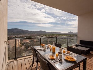 Outdoor dining - Lovely apartment for 4 guests with A/C, pool, WIFI, TV and terrace (Porto-vecchio)