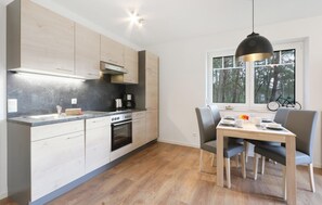 Kjøleskap, kokeplater, oppvaskmaskin og kaffetrakter/tekoker