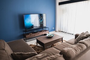 Smart TV, Netflix, streaming services, stereo