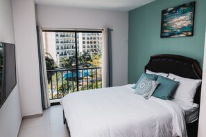 3 bedrooms, free WiFi, bed sheets, wheelchair access - Luxurious Condo, 5min walk to beach/town, Amazing pool and amenities ! (Jaco)