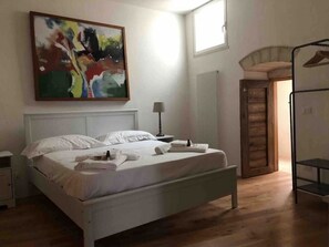 2 chambres, fer et planche à repasser, lit parapluie, Wi-Fi gratuit