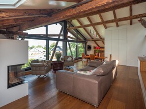 Una Smart TV, una chimenea, libros, un reproductor estéreo