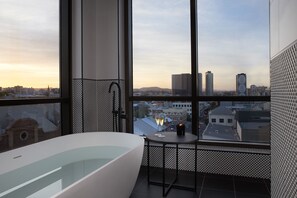 Suíte, 1 cama de solteiro (Hotel X) | Banheiro | Produtos de toalete de grife, secador de cabelo, roupões de banho 