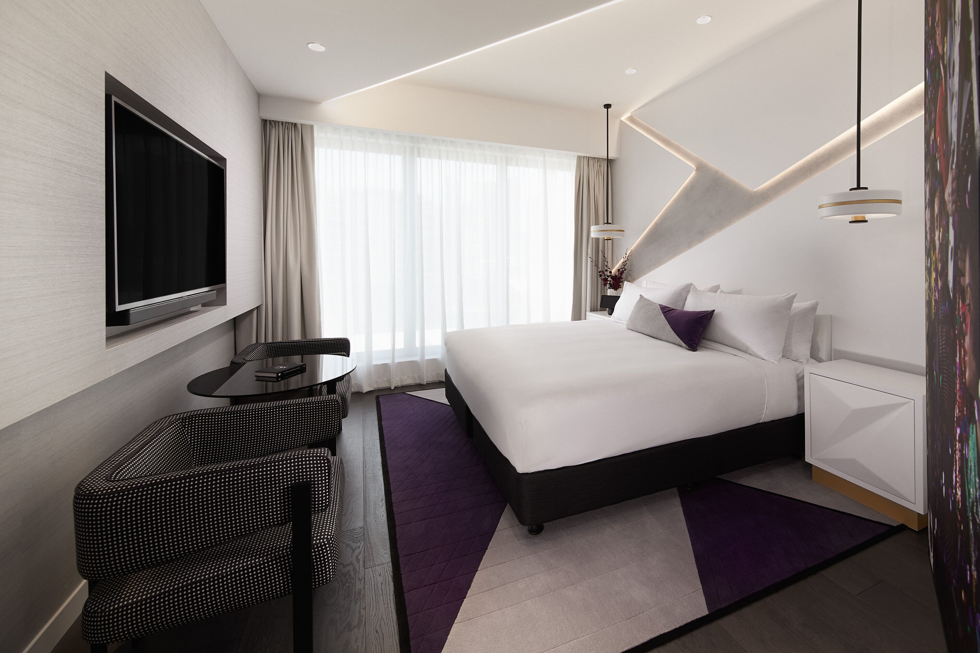 Luxe beddengoed, een minibar, een kluis op de kamer, een bureau