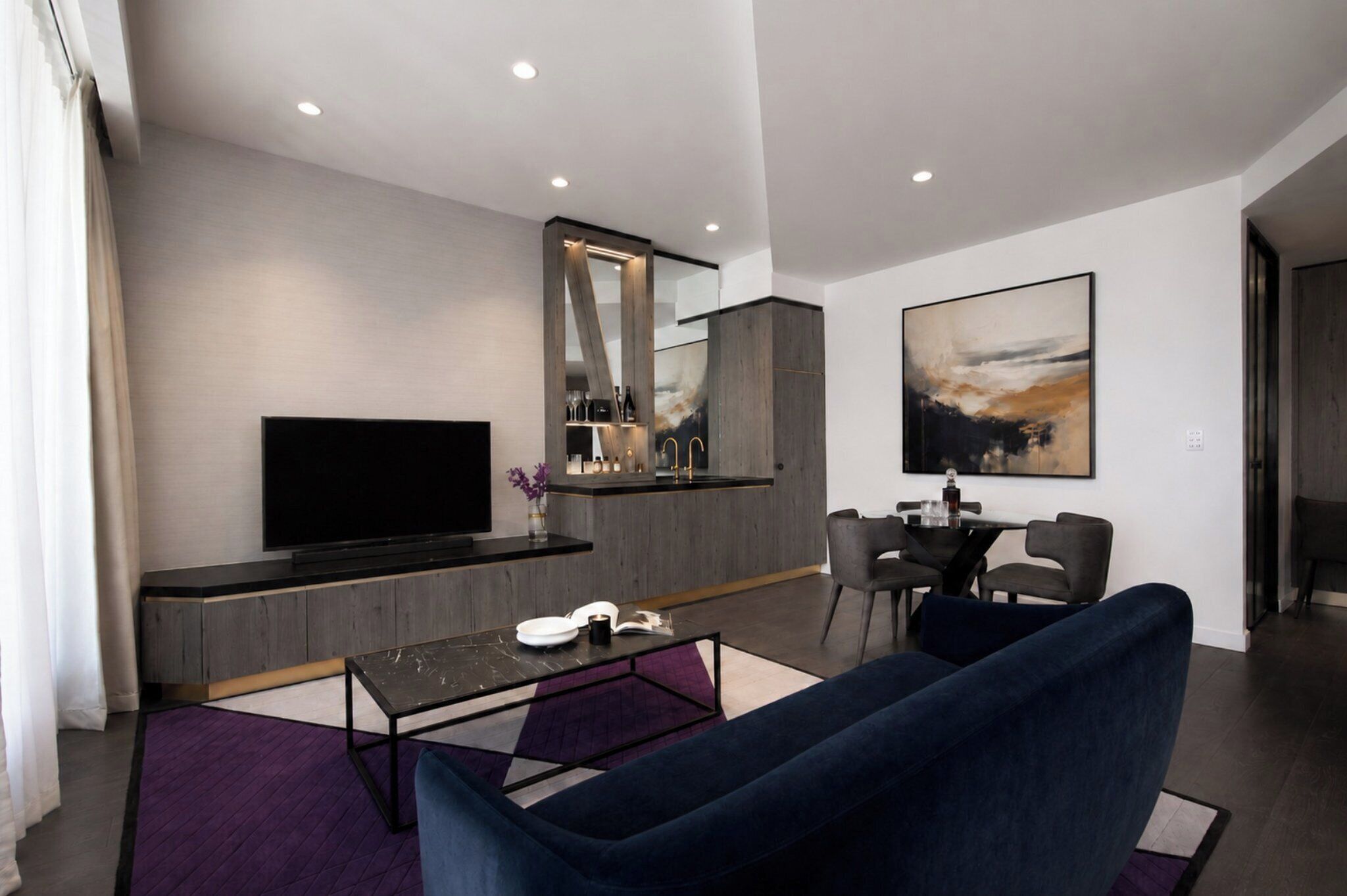 Junior suite, 1 kingsize bed | Luxe beddengoed, een minibar, een kluis op de kamer, een bureau