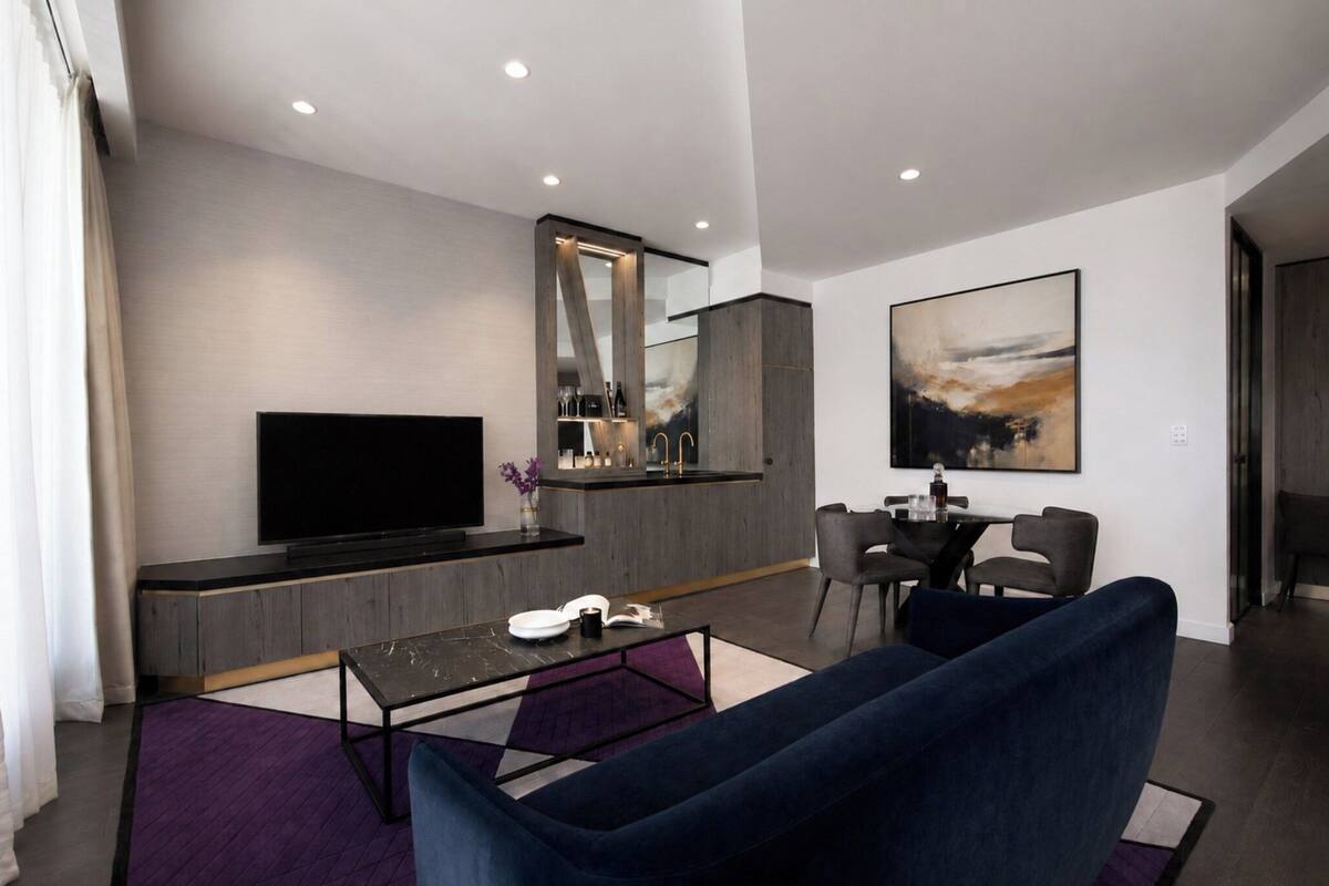 Junior suite, 1 kingsize bed | Luxe beddengoed, een minibar, een kluis op de kamer, een bureau