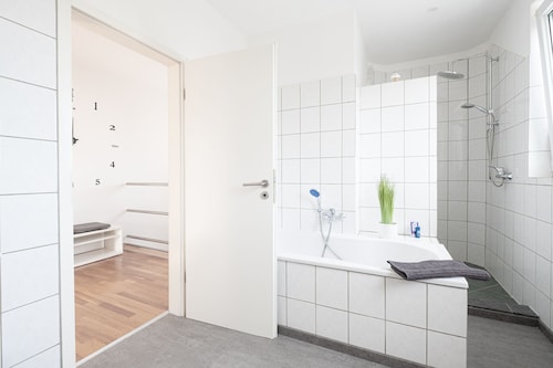 Große Komfortwohnung mit Terrasse & Balkon, 2 Schlafzimmer, ruhige Lage