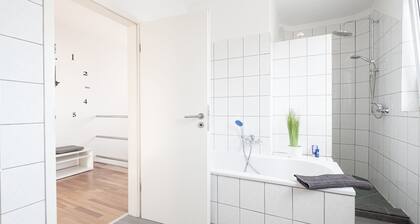 Große Komfortwohnung mit Terrasse & Balkon, 2 Schlafzimmer, ruhige Lage