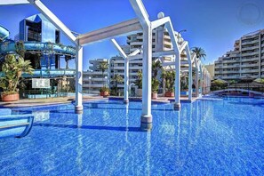 Alberca techada y alberca al aire libre