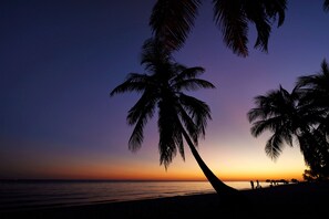 Ubicación cercana a la playa y arena blanca