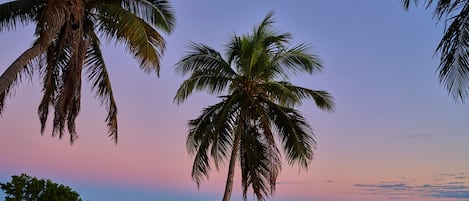 Una playa cerca, arena blanca