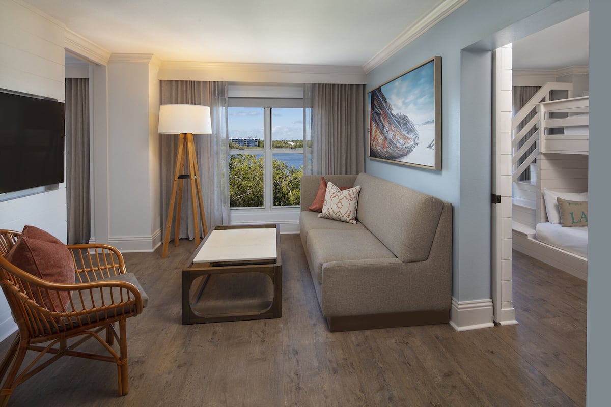 Suite - 2 soveværelser - udsigt over resort | Stue | 55-tommers tv med digitale kanaler, betalingsfilm
