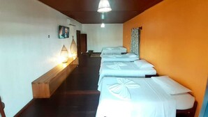A hotel room with a wooden ceiling, a hallway with beds, a wall-mounted picture, and a lamp. - Hotel Salinopolis e Kitepoint (Salinópolis)