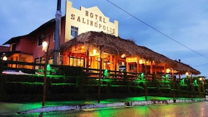 A hotel with a thatched roof and a sign reading "HOTEL SALINOPOLIS." - Hotel Salinopolis e Kitepoint (Salinópolis)