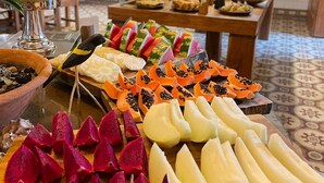 A buffet table with various fruits and desserts. - Hotel Salinopolis e Kitepoint (Salinópolis)