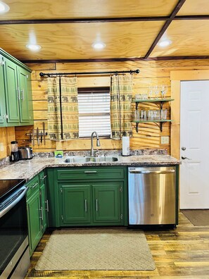 Een koelkast, een magnetron, een oven, een kookplaat