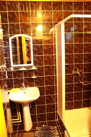 Bathroom - cottage, barbecue and gazebo (Yaremche)