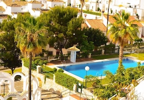 Una piscina al aire libre